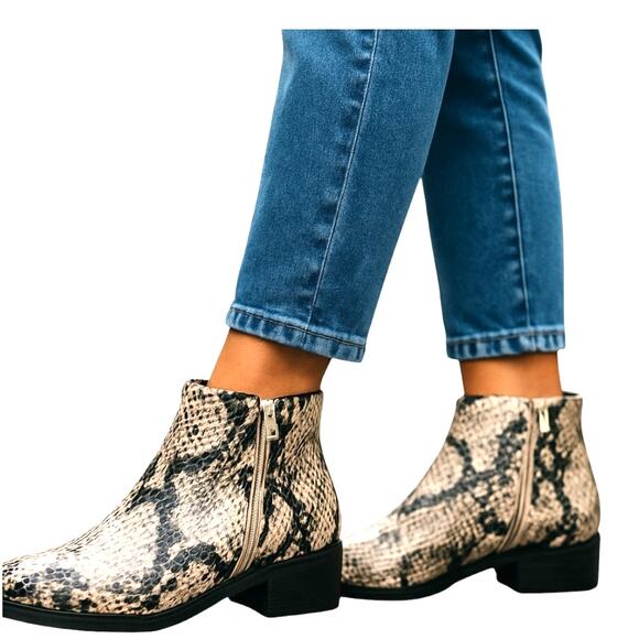 Time and Tru 9 Grey Snake Skin Women's Chelsea Ankle Boots Zippers Shoe - Picture 1 of 6